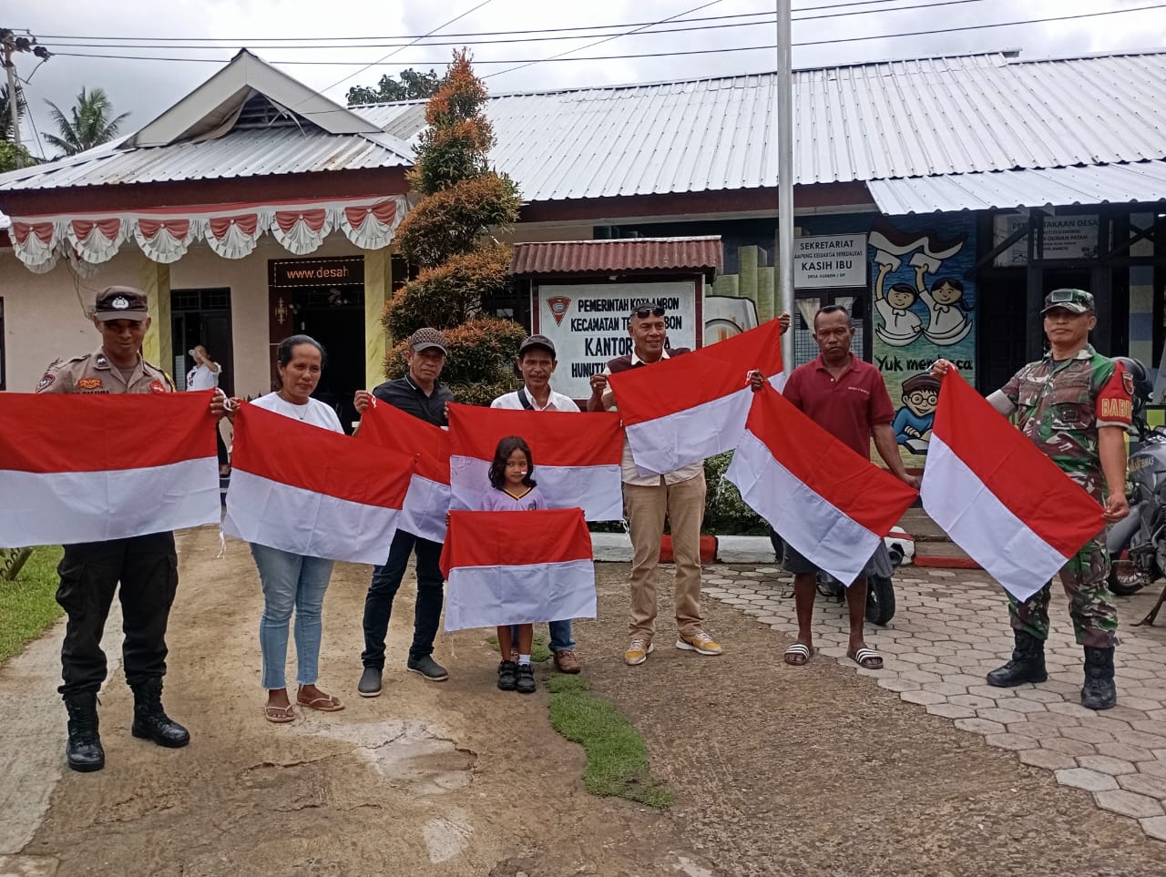 Sambut HUT RI-80, Pemerintah Desa Hunuth Membagikan Bendera Merah Putih Kepada Warga 